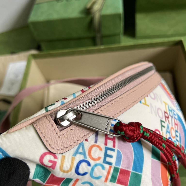 .  With a full set of original green box packaging The North Face x Gucci co-branded series of fanny packs, The North Face and Gucci have a similar development history and values, and uphold the same spirit of exploratio