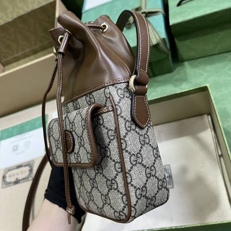 .   with a full set of original green box packaging   decorated with interlocking double G logo GG mini bucket bag.Gucci continues to explore the leather goods collection, tracing the brand's origins to the luxury travel