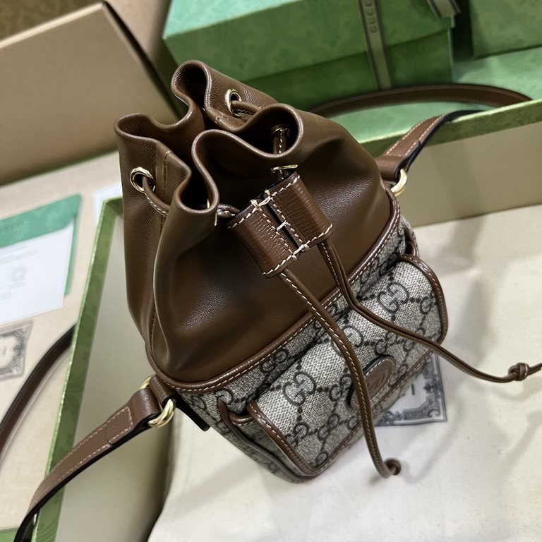 .   with a full set of original green box packaging   decorated with interlocking double G logo GG mini bucket bag.Gucci continues to explore the leather goods collection, tracing the brand's origins to the luxury travel