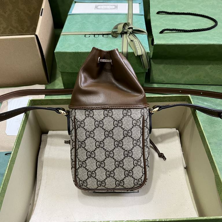 .   with a full set of original green box packaging   decorated with interlocking double G logo GG mini bucket bag.Gucci continues to explore the leather goods collection, tracing the brand's origins to the luxury travel