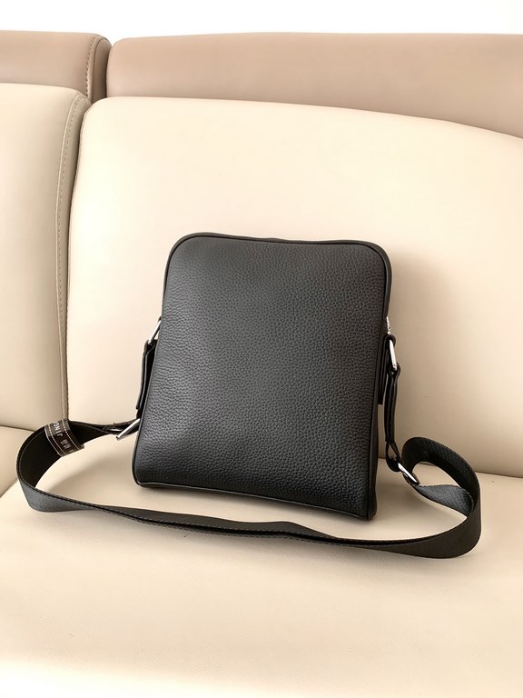 gucci gucci counter new shoulder crossbody bag, material head layer medium lychee grain cowhide, fashionable with the outstanding design, the heart is not as good as the action, the size of 26-22-5cm