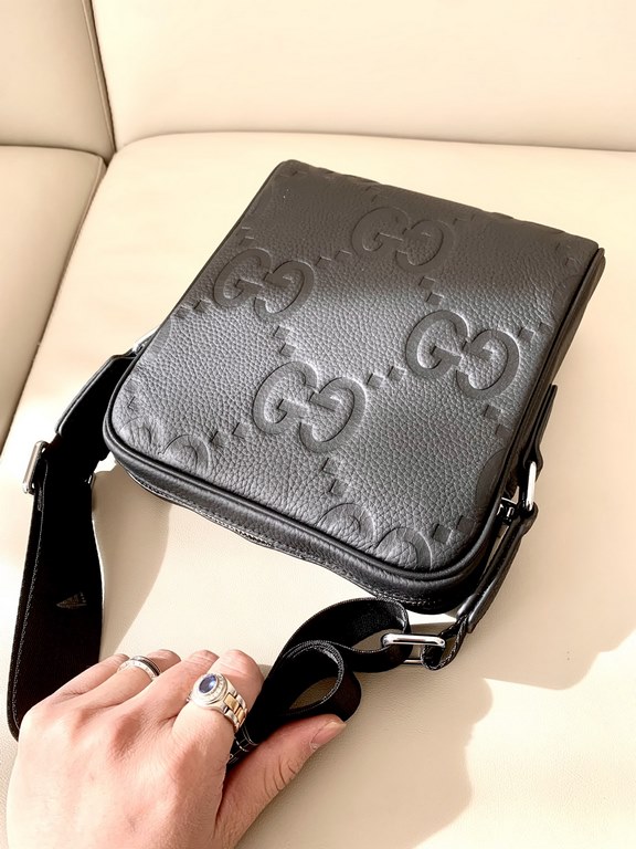 gucci gucci counter new shoulder crossbody bag, material head layer medium lychee grain cowhide, fashionable with the outstanding design, the heart is not as good as the action, the size of 26-22-5cm