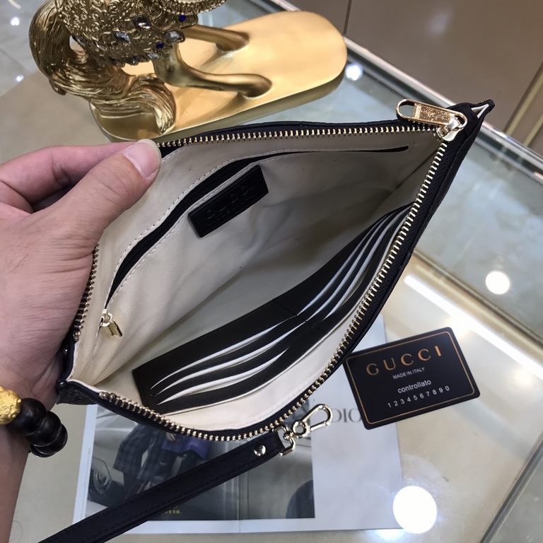 Gucci Gucci   new clutch bag, soft retro double G flower leather, is undoubtedly this season doubly sought after beautiful point la! Low-profile luxury, comfortable feel, simple and refreshing design more catering to urb