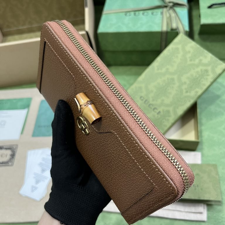 .   Comes with a full set of original green box packaging  GG Diana Collection Super Double G Bamboo Wallet. This full-zip wallet combines the brand's recognizable elements with bamboo hardware and monogrammed details. C