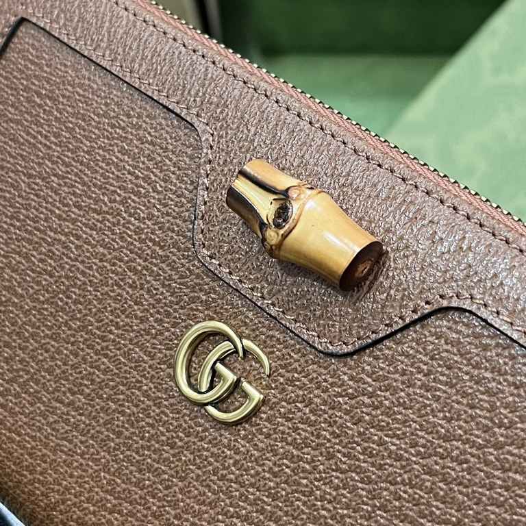 .   Comes with a full set of original green box packaging  GG Diana Collection Super Double G Bamboo Wallet. This full-zip wallet combines the brand's recognizable elements with bamboo hardware and monogrammed details. C