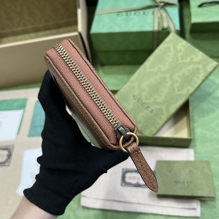 .   Comes with a full set of original green box packaging  GG Diana Collection Super Double G Bamboo Wallet. This full-zip wallet combines the brand's recognizable elements with bamboo hardware and monogrammed details. C