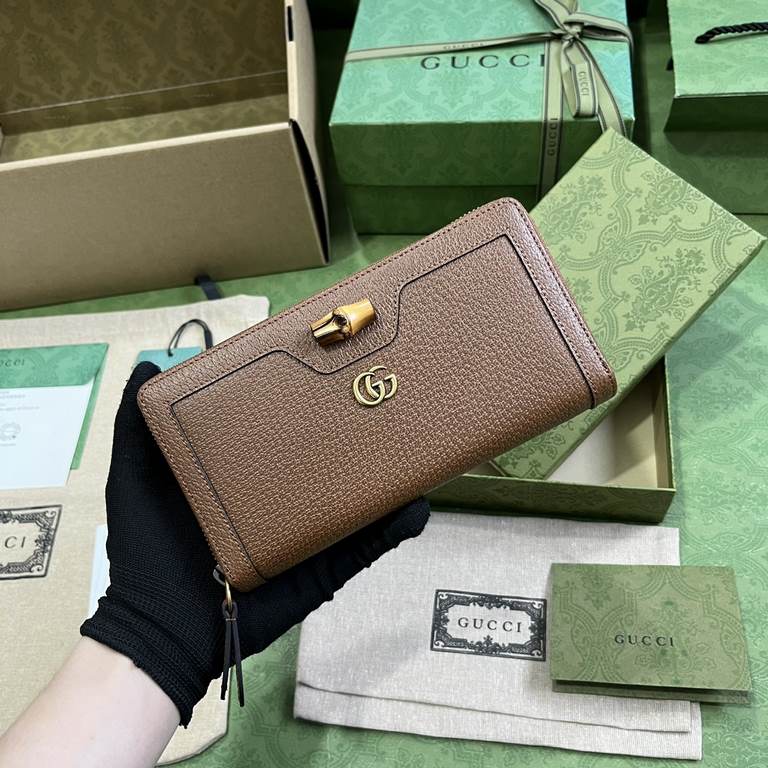 .   Comes with a full set of original green box packaging  GG Diana Collection Super Double G Bamboo Wallet. This full-zip wallet combines the brand's recognizable elements with bamboo hardware and monogrammed details. C