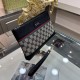 Gucci Gucci   new clutch bag, high-end quality fabrics with imported double G leather, is undoubtedly this season's much sought-after beautiful points! Low-key luxury, feel comfortable, simple and refreshing design more 