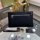 Gucci Gucci   new clutch bag, high-end quality fabrics with imported double G leather, is undoubtedly this season's much sought-after beautiful points! Low-key luxury, feel comfortable, simple and refreshing design more 