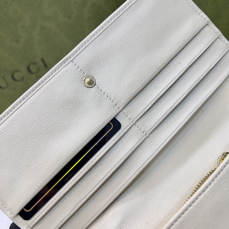 New to the SpringSummer collection is the Gucci 1955 Horsebit Card Case made of GG Supreme premium faux canvas and brown leather.The collection features the same double ring and long stripes as the handbag.This detail is