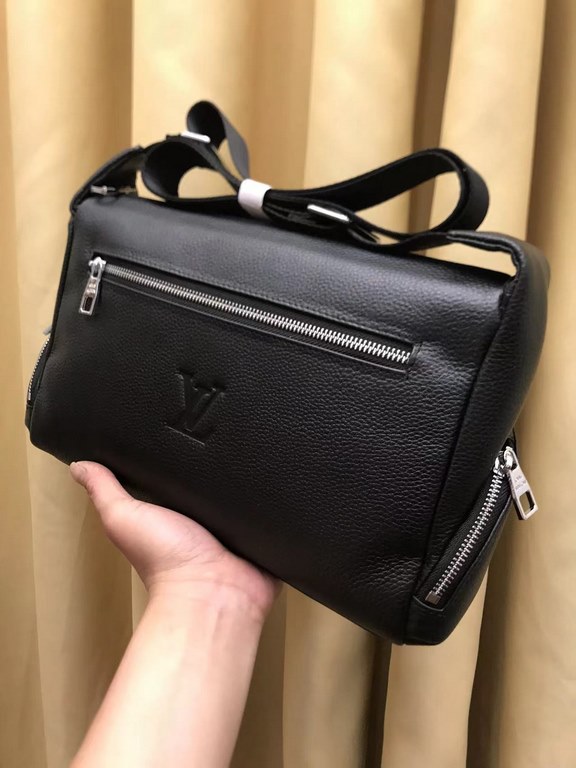 2023 G family new product ,   Hundreds of practical tote bag, made of soft calf leather. Front and back panels have zipper compartments , practical to burst, there are also 2 small zipper compartments on the side, put th