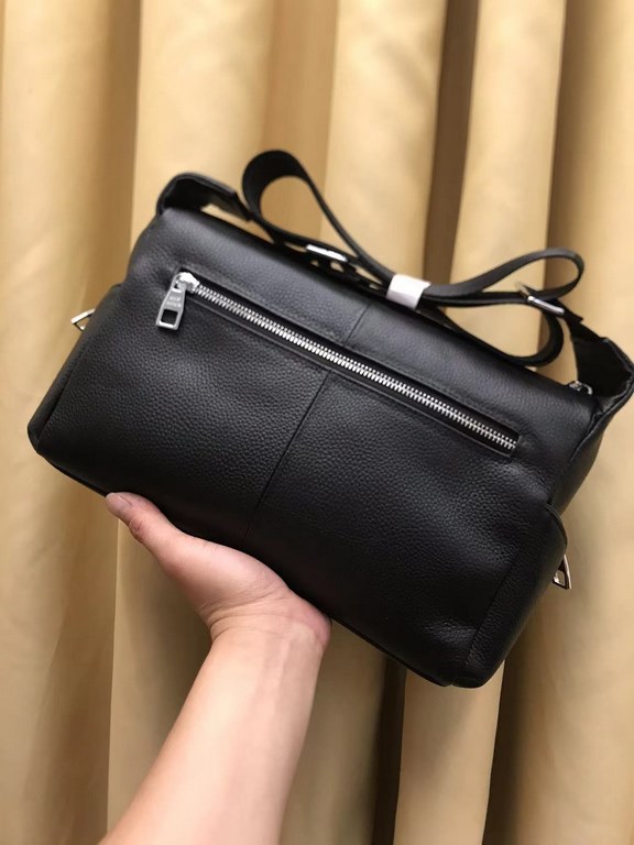 2023 G family new product ,   Hundreds of practical tote bag, made of soft calf leather. Front and back panels have zipper compartments , practical to burst, there are also 2 small zipper compartments on the side, put th