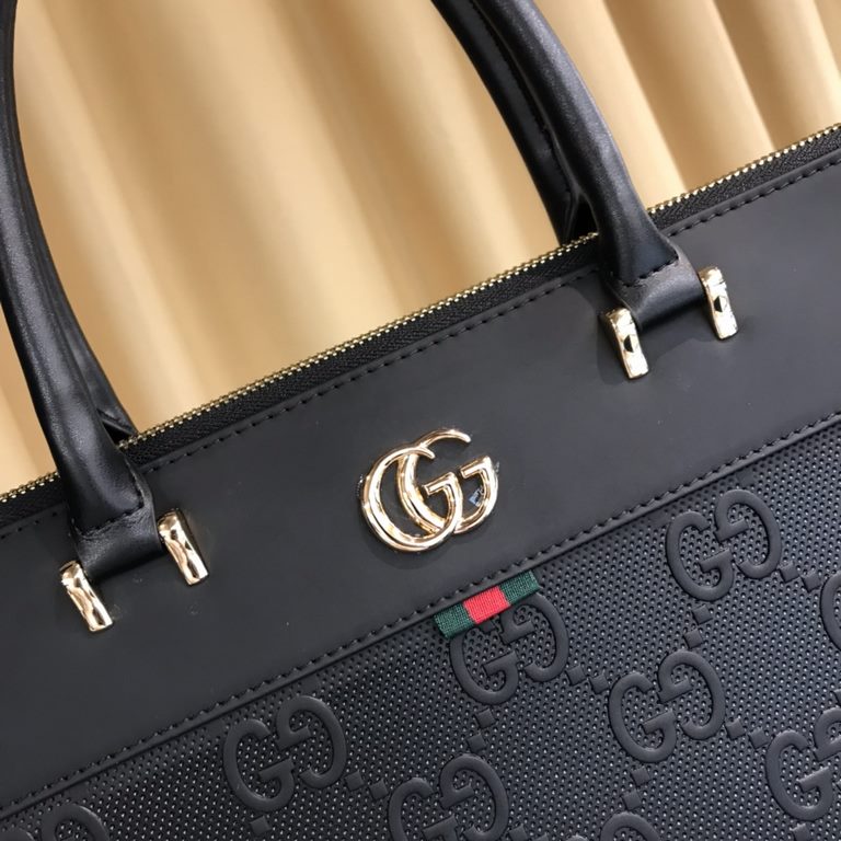 Top gucci models    most   explosive models   men's casual briefcase slant cross dual-use   Italy    imported top cowhide   impeccable hardware accessories.  Master design, senior tailor  Perfect version  Great on the ha