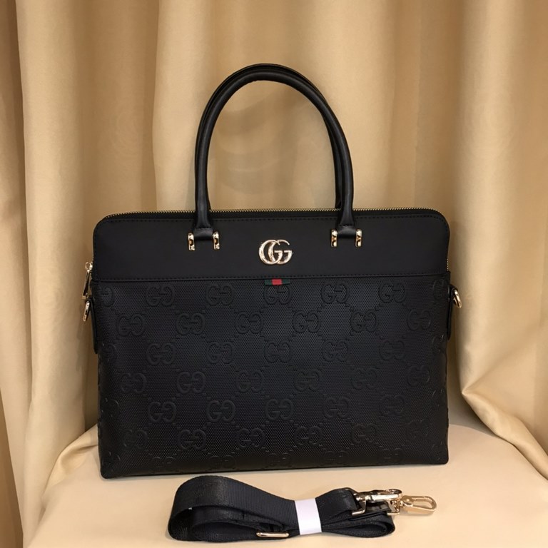 Top gucci models    most   explosive models   men's casual briefcase slant cross dual-use   Italy    imported top cowhide   impeccable hardware accessories.  Master design, senior tailor  Perfect version  Great on the ha