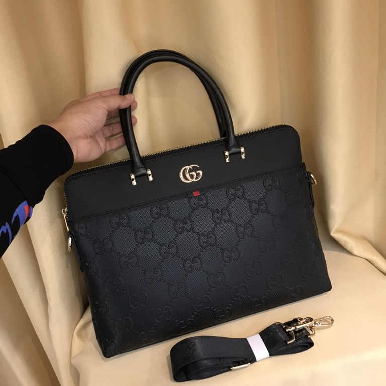 Top gucci models    most   explosive models   men's casual briefcase slant cross dual-use   Italy    imported top cowhide   impeccable hardware accessories.  Master design, senior tailor  Perfect version  Great on the ha