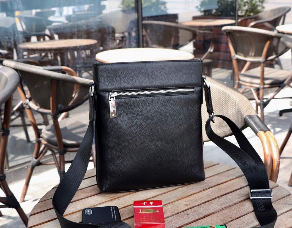 New coming (Model 33090-2)  Gucci gucci Casual men's bag. Imported head layer cowhide  , large capacity   more lightweight, simple and casual, sales champion. Travel must take him, handsome full, and this section is ofte