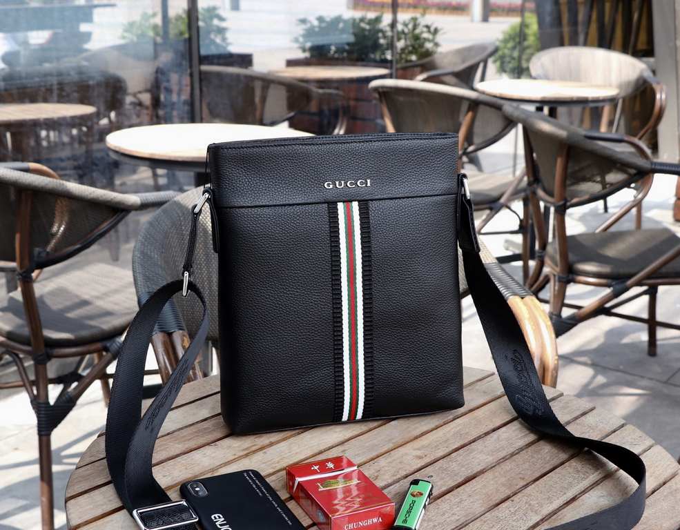 New coming (Model 33090-2)  Gucci gucci Casual men's bag. Imported head layer cowhide  , large capacity   more lightweight, simple and casual, sales champion. Travel must take him, handsome full, and this section is ofte