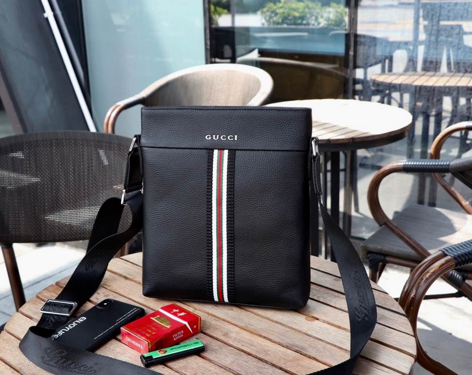 New coming (Model 33090-2)  Gucci gucci Casual men's bag. Imported head layer cowhide  , large capacity   more lightweight, simple and casual, sales champion. Travel must take him, handsome full, and this section is ofte