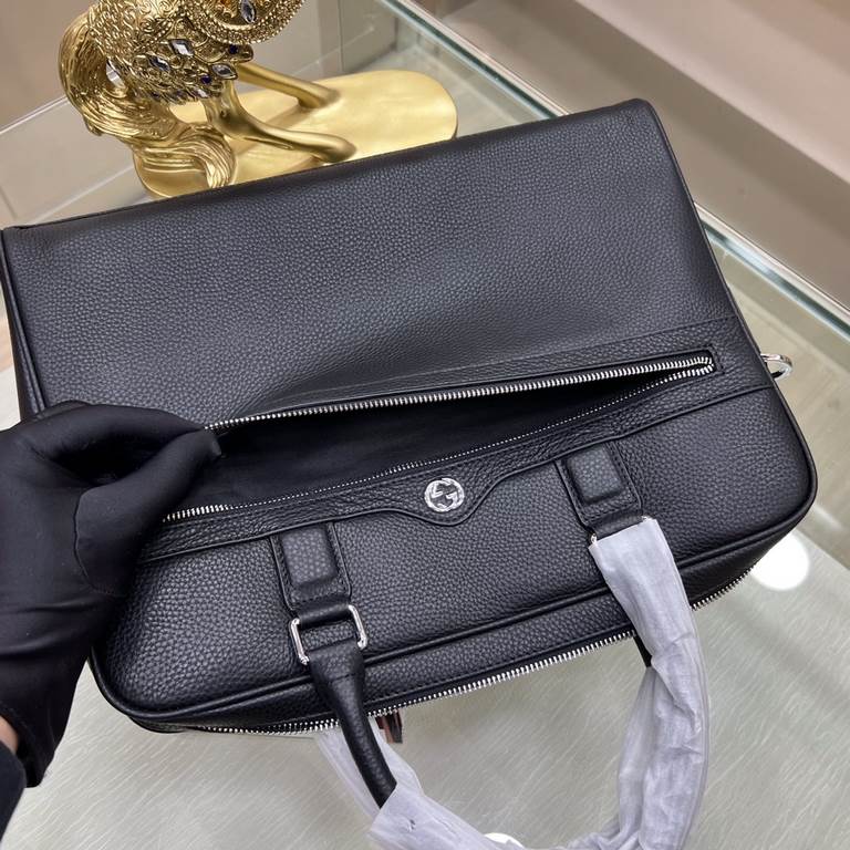 New - Tide   [GUCCI Gucci] briefcase   the most trendy and hottest models Imported head-layer cowhide leather, feel first-class   workmanship is very exquisite   show fashion and trend, presenting an inadvertent fashiona