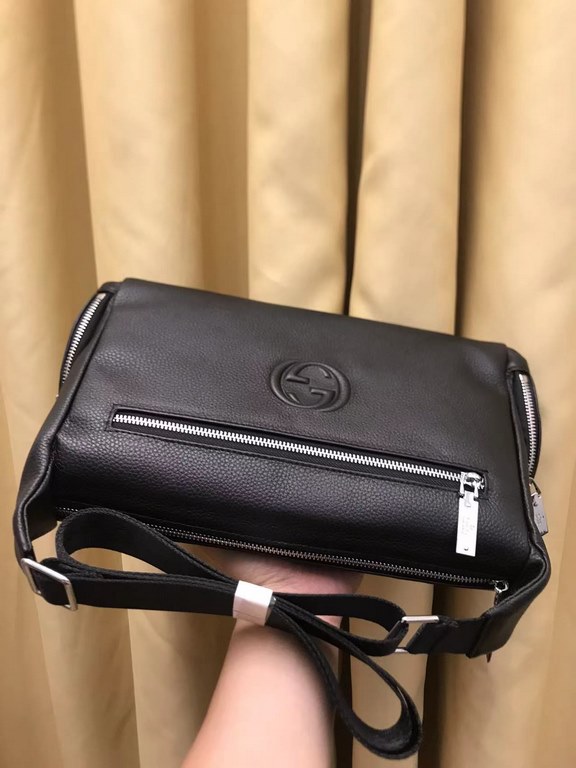 2023 G family new product ,   Hundreds of practical tote bag, made of soft calf leather. Front and back panels have zipper compartments , practical to burst, there are also 2 small zipper compartments on the side, put th