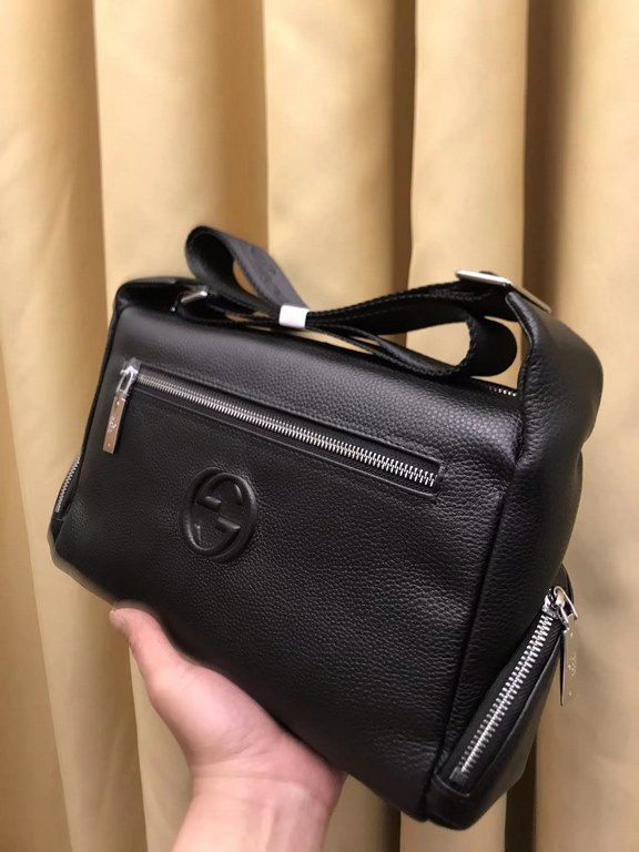 2023 G family new product ,   Hundreds of practical tote bag, made of soft calf leather. Front and back panels have zipper compartments , practical to burst, there are also 2 small zipper compartments on the side, put th