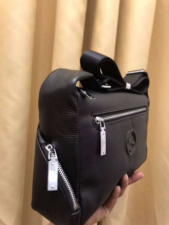 2023 G family new product ,   Hundreds of practical tote bag, made of soft calf leather. Front and back panels have zipper compartments , practical to burst, there are also 2 small zipper compartments on the side, put th