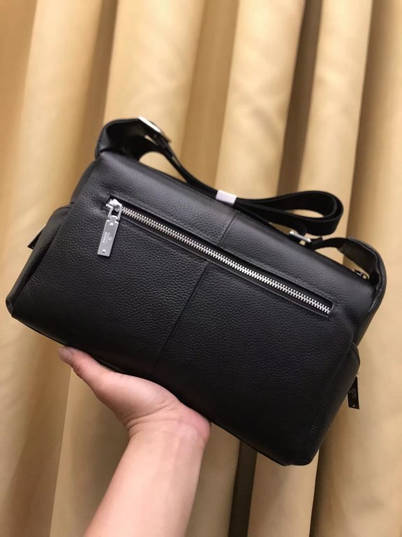 2023 G family new product ,   Hundreds of practical tote bag, made of soft calf leather. Front and back panels have zipper compartments , practical to burst, there are also 2 small zipper compartments on the side, put th