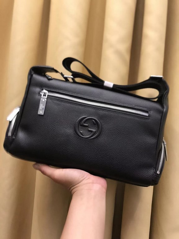 2023 G family new product ,   Hundreds of practical tote bag, made of soft calf leather. Front and back panels have zipper compartments , practical to burst, there are also 2 small zipper compartments on the side, put th