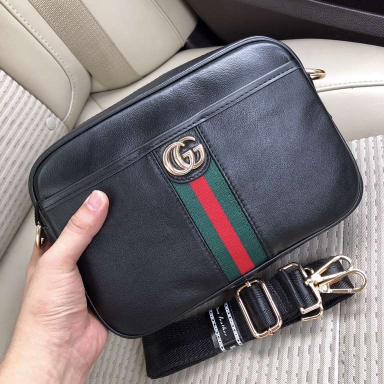 [Gucci 1313 Waistpack]      Made from head-layer cowhide leather, this fanny pack combines a casual-chic vibe with modern functionality. Ergonomically shaped with an adjustable strap, it can be worn around the waist, ove