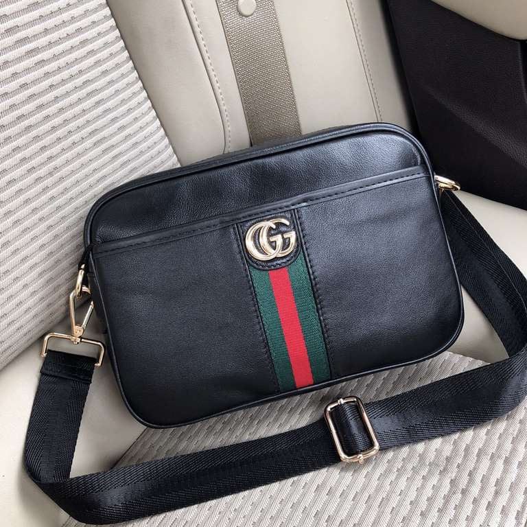 [Gucci 1313 Waistpack]      Made from head-layer cowhide leather, this fanny pack combines a casual-chic vibe with modern functionality. Ergonomically shaped with an adjustable strap, it can be worn around the waist, ove