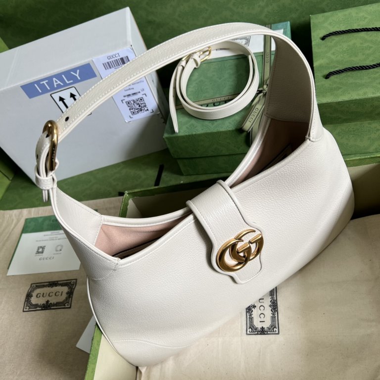 .  With a full set of original green box packaging GG  The Gucci Cosmogonie collection was unveiled at the historic Castello di Monte in Italy. The show featured a mix of aesthetic elements from different eras and geogra