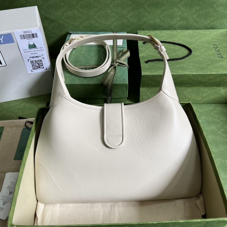 .  With a full set of original green box packaging GG  The Gucci Cosmogonie collection was unveiled at the historic Castello di Monte in Italy. The show featured a mix of aesthetic elements from different eras and geogra