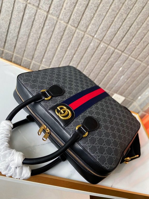 574973   High-end   The new GUCCI Ophidia collection presents a new design briefcase in GG Supreme synthetic canvas, featuring the brand's iconic webbing and double G-shaped hardware. The double handles and detachable sh