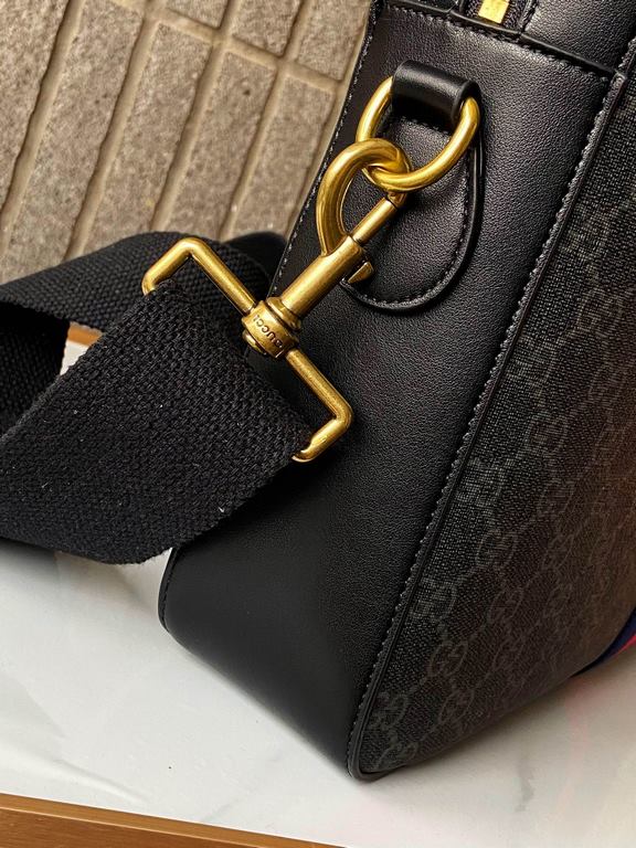 574973   High-end   The new GUCCI Ophidia collection presents a new design briefcase in GG Supreme synthetic canvas, featuring the brand's iconic webbing and double G-shaped hardware. The double handles and detachable sh