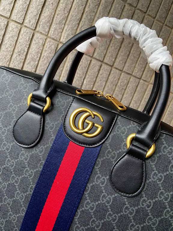 574973   High-end   The new GUCCI Ophidia collection presents a new design briefcase in GG Supreme synthetic canvas, featuring the brand's iconic webbing and double G-shaped hardware. The double handles and detachable sh