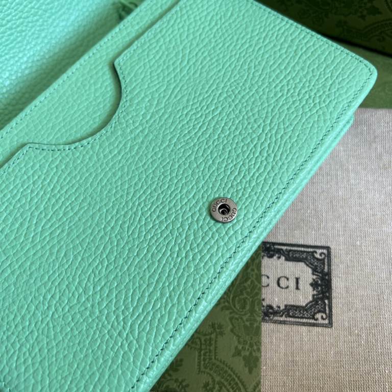 .   Packaged in a full set of original green boxes   This chain strap wallet from the GG Marmont collection revitalizes a design from previous collections and is crafted in a refreshing light green leather, bringing a st