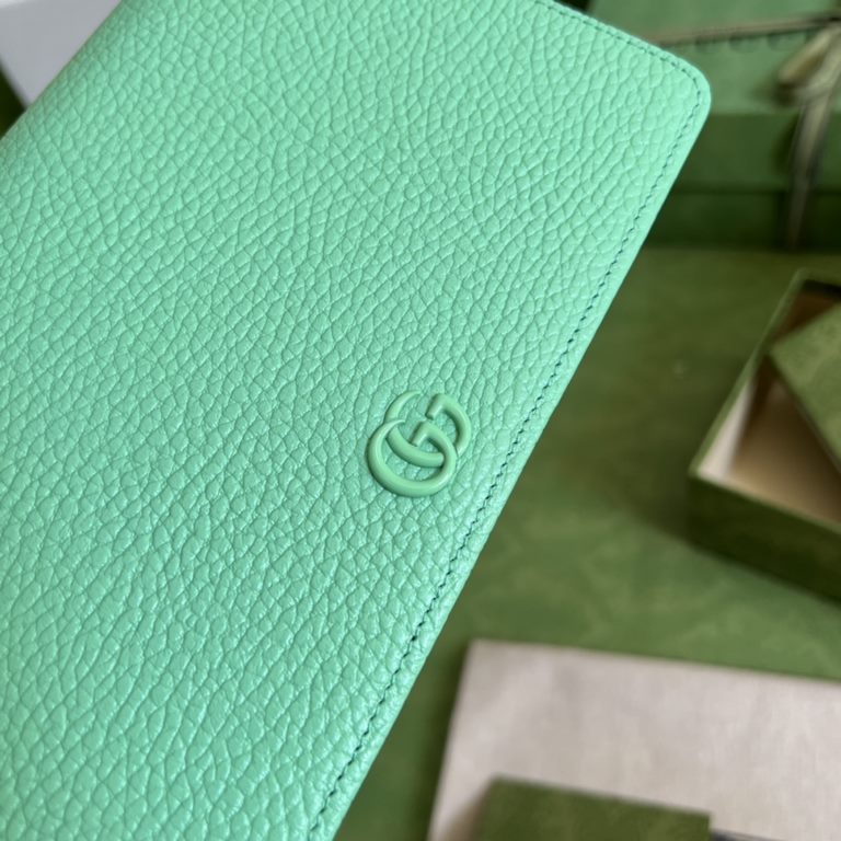 .   Packaged in a full set of original green boxes   This chain strap wallet from the GG Marmont collection revitalizes a design from previous collections and is crafted in a refreshing light green leather, bringing a st