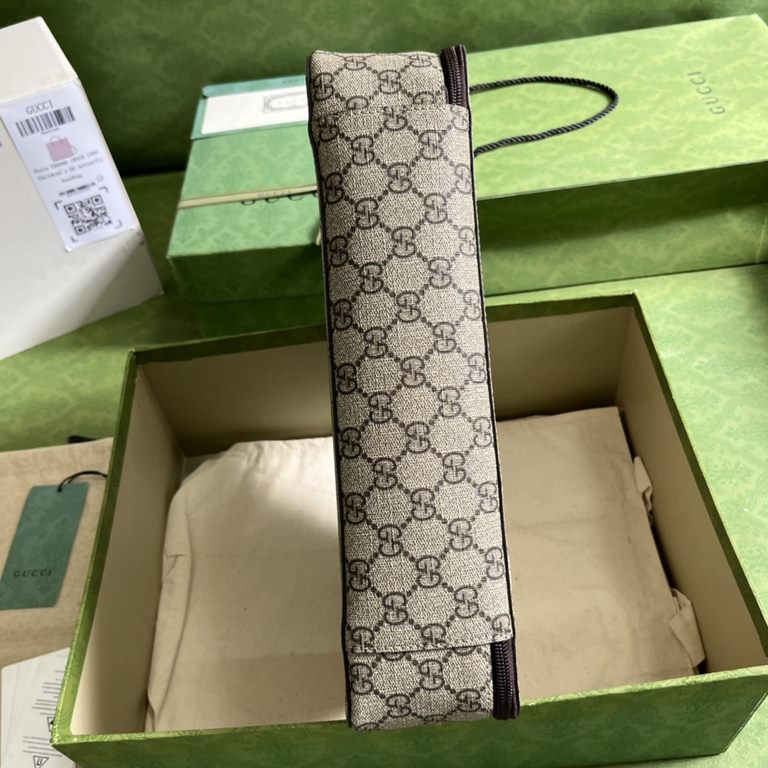 .   With a full set of original green box packaging   GGG Large Square Bag, Gucci's new travelware collection draws on design elements from the 1900s, the heyday of luxury travel luggage. Crafted from the brand's highly 