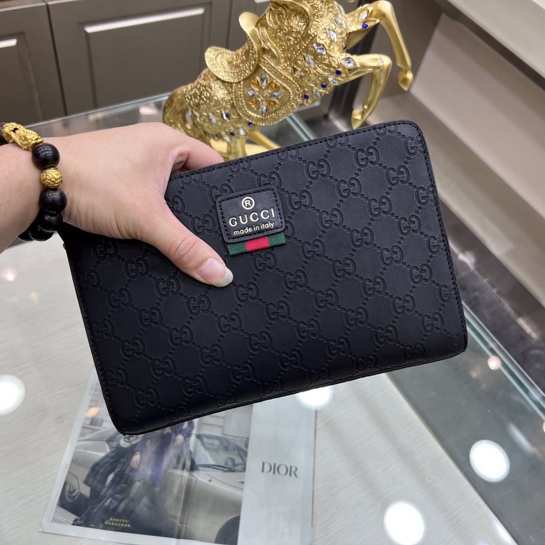 GUCCl (Gucci 66112-7)  Gucci new men's clutch bag, imported head layer cowhide leather, top hardware, with a combination lock, in the handbag series is really the best. Businessmen and trendsetters are applicable to the 