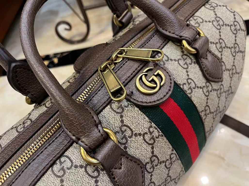 The Ophidia GG Small Tote, a classic, GG Supreme canvas has become an iconic fabric in the world of Gucci design. The fabric is featured in the new collection and has been reinterpreted through the lens of the Guci aesth