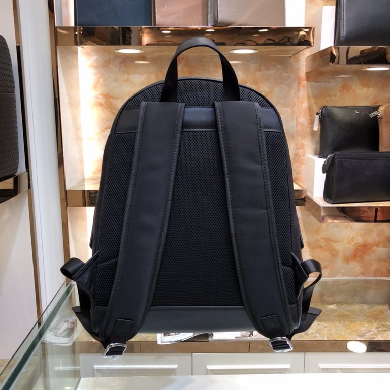 Model85012  Gucci Double G Shoulder Backpack   Explosion     Multi-functional oversized space, original single quality. Made of original single imported first layer Gucci logo cowhide. Built-in iPad compartment,   Origin