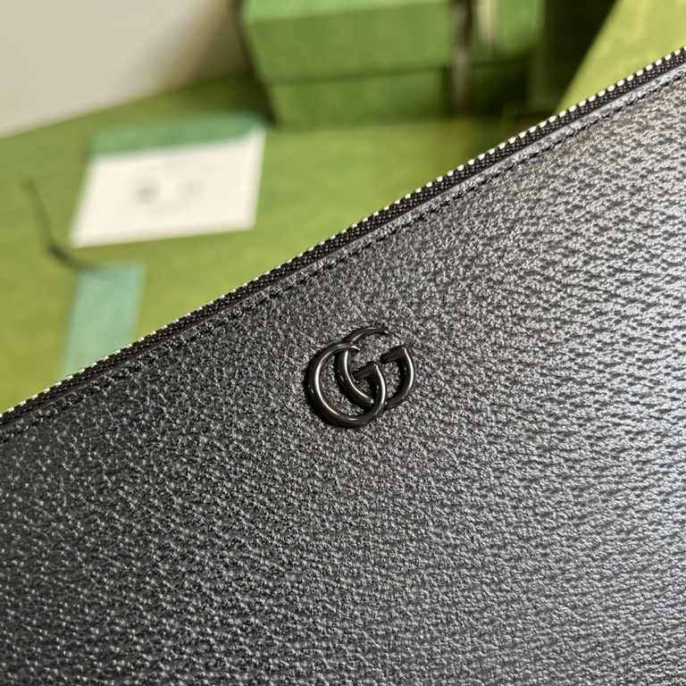 .  With full original green box packaging The G family  Marmont collection continues to grow with the introduction of this new slim clutch shape in glossy black leather. The mini stylized double black G hardware adds to 