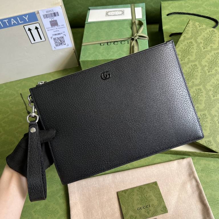 .  With full original green box packaging The G family  Marmont collection continues to grow with the introduction of this new slim clutch shape in glossy black leather. The mini stylized double black G hardware adds to 