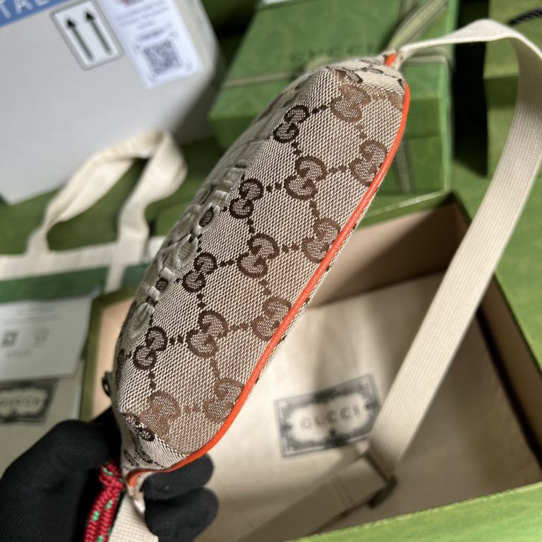 .   with a full set of original green box packaging  The North Face x Gucci Co-branded Waist BagThe North Face and Gucci share a similar history and values, as well as the same spirit of discovery, and the two brands are