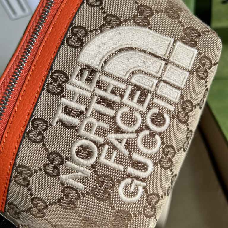 .   with a full set of original green box packaging  The North Face x Gucci Co-branded Waist BagThe North Face and Gucci share a similar history and values, as well as the same spirit of discovery, and the two brands are