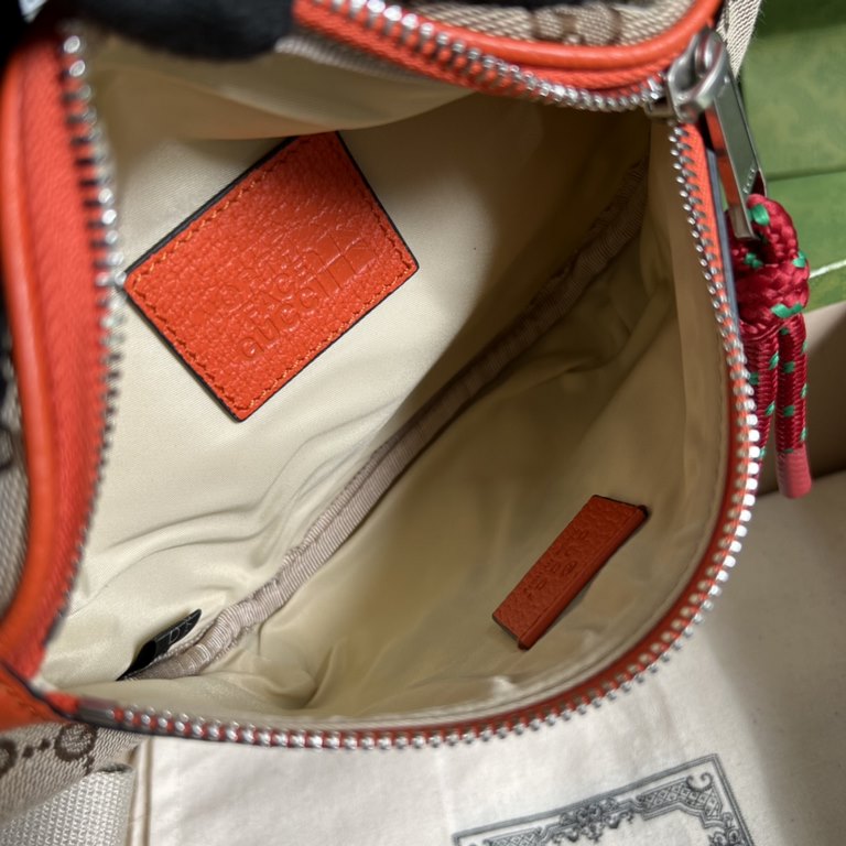 .   with a full set of original green box packaging  The North Face x Gucci Co-branded Waist BagThe North Face and Gucci share a similar history and values, as well as the same spirit of discovery, and the two brands are