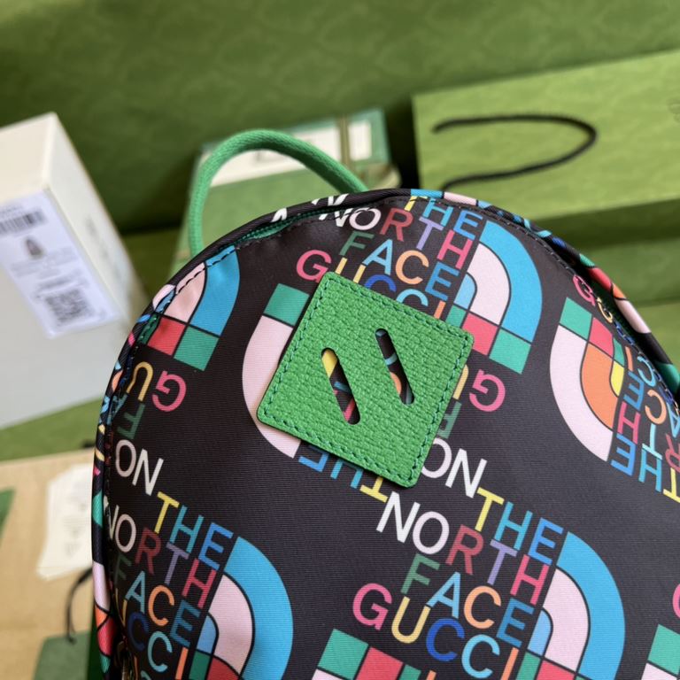 .  With a full set of original green box packaging The North Face x Gucci co-branded series of backpacks UNHAN 9169, The North Face and Gucci have a similar development history and values, and uphold the same spirit of e