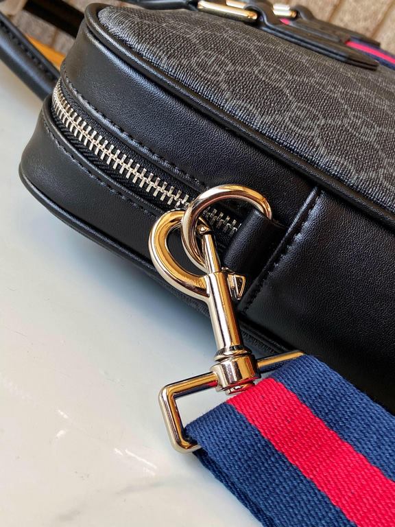 387102 High-end   The new GUCCI Ophidia collection presents a new design briefcase in GG Supreme synthetic canvas, featuring the brand's iconic webbing and double G-shaped hardware. The double handles and detachable shou