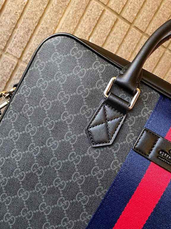 387102 High-end   The new GUCCI Ophidia collection presents a new design briefcase in GG Supreme synthetic canvas, featuring the brand's iconic webbing and double G-shaped hardware. The double handles and detachable shou