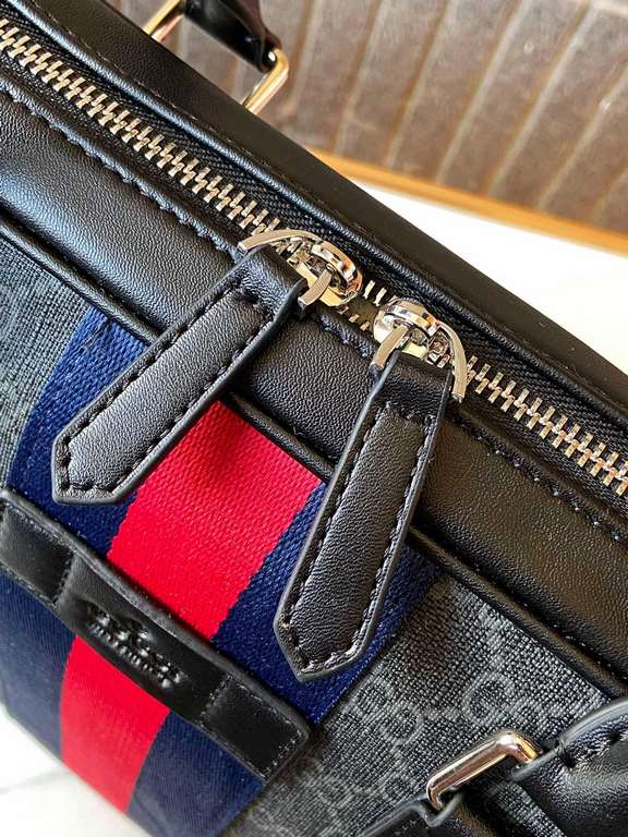 387102 High-end   The new GUCCI Ophidia collection presents a new design briefcase in GG Supreme synthetic canvas, featuring the brand's iconic webbing and double G-shaped hardware. The double handles and detachable shou